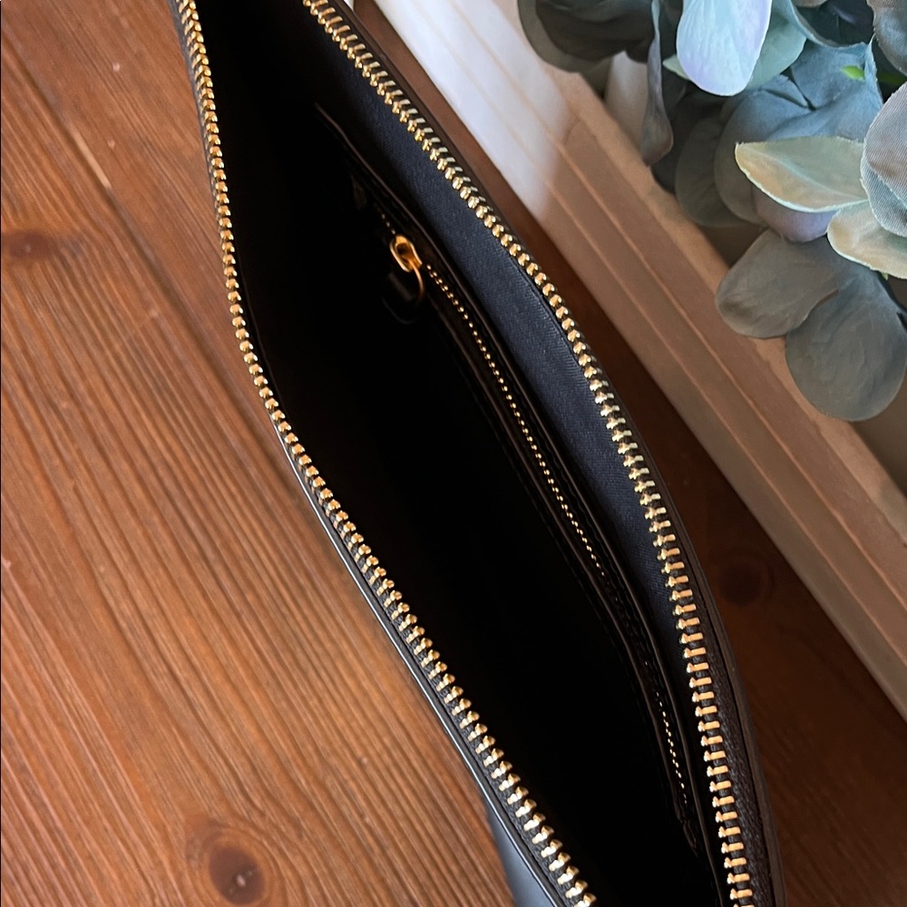 NWT Tory Burch Charlie Clutch Black with large Gold Emblem - Picture 6 of 6